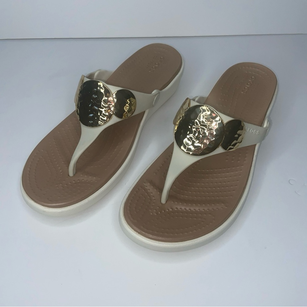Crocs Sanrah Hammered Circle Wedge Flipflop Sandal Womens Sz 10 Oyster/Gold